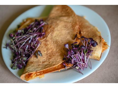 Receptek mikrozöldséggel - vegán tofumájkrémmel töltött sült tortilla